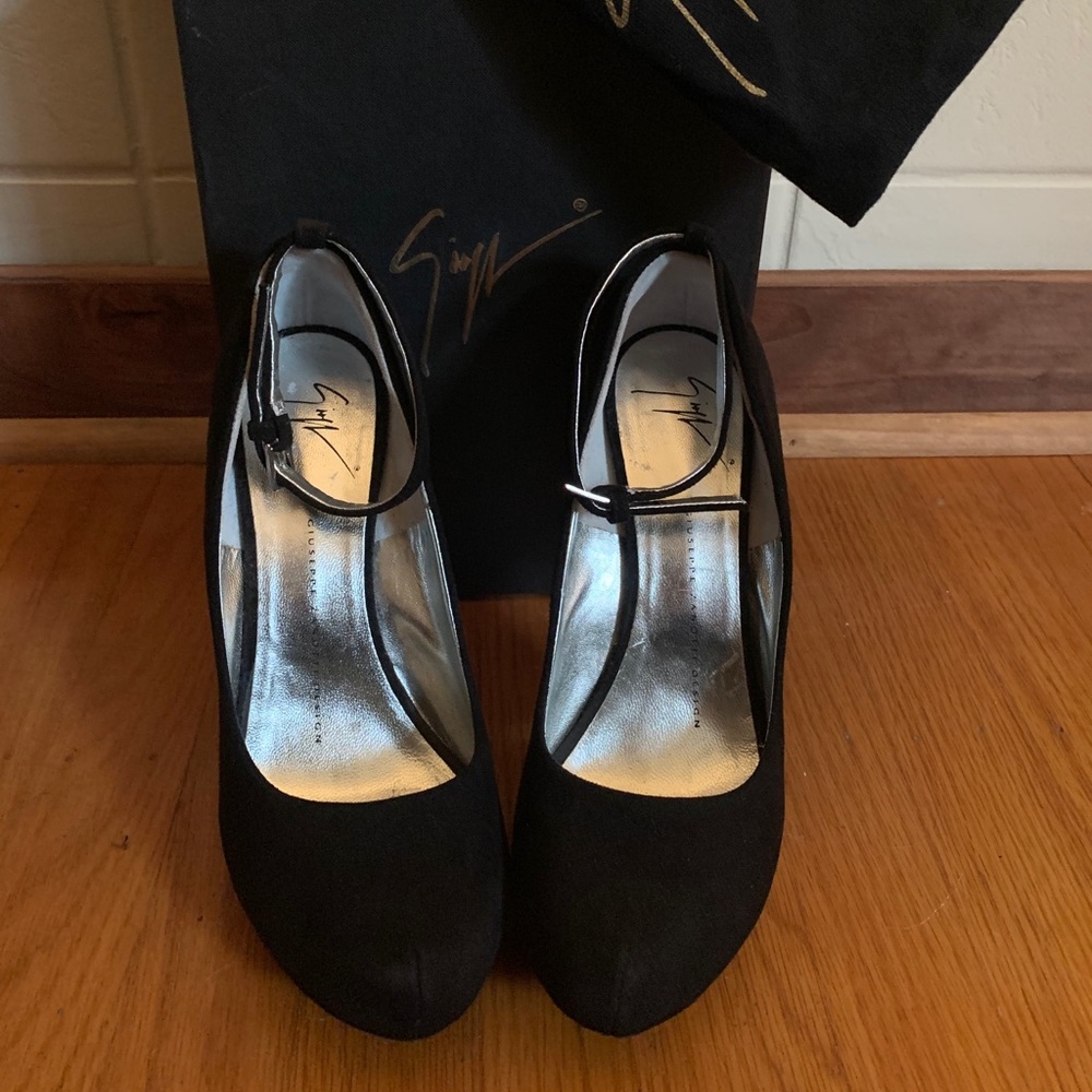 Brand new never worn Giuseppe Zanotti heels